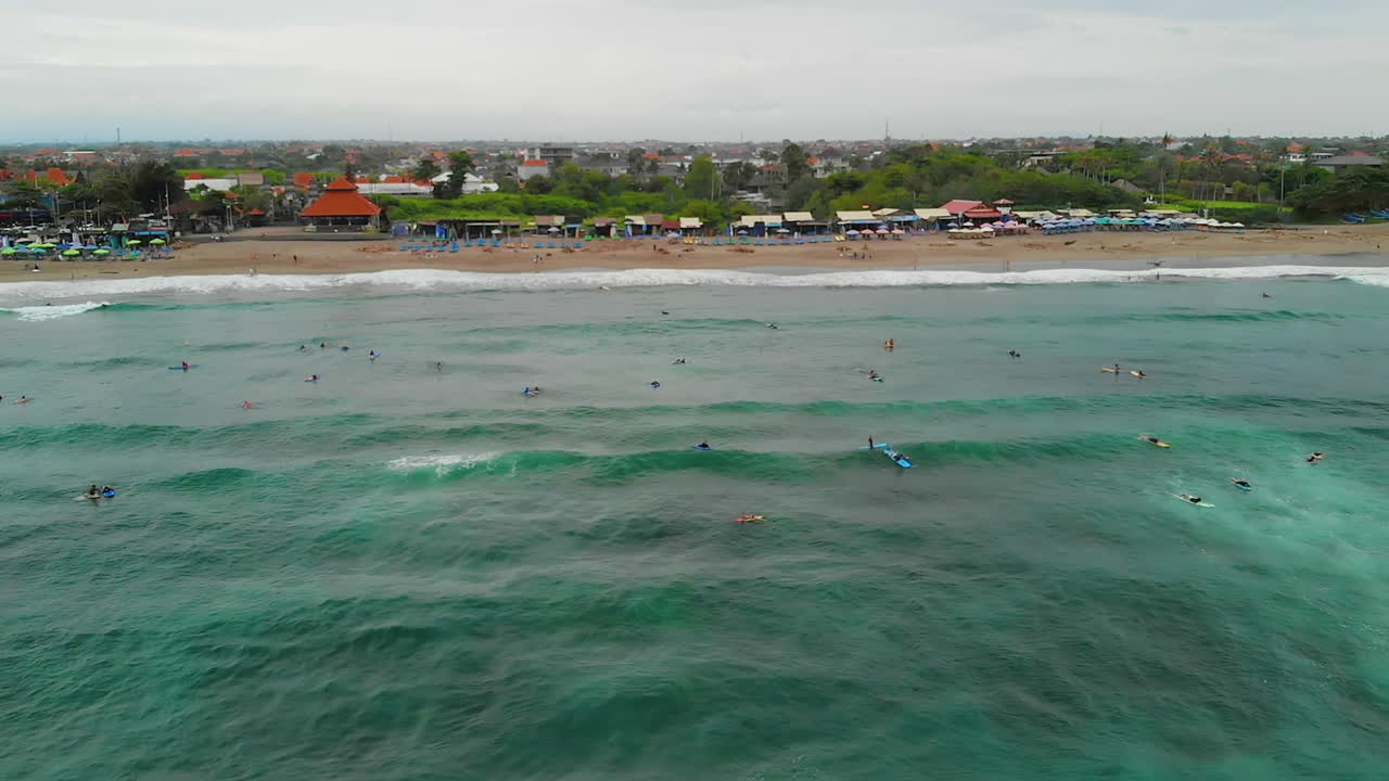 발리 창구 해변 근처에 떠 있는 서퍼들