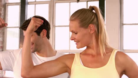 Pareja-En-Forma-Flexionando-Sus-Brazos