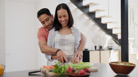 abrazo, comida y pareja en una cocina para cocinar