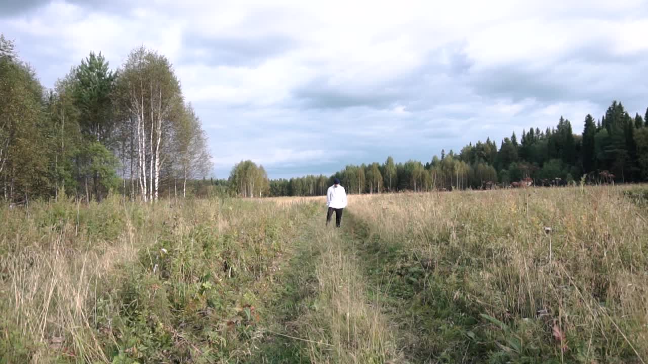 들판 을 가로질러 고 있는 사람