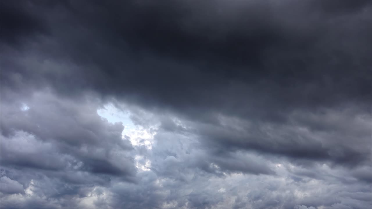 Stormskyer på himlen. Time lapse