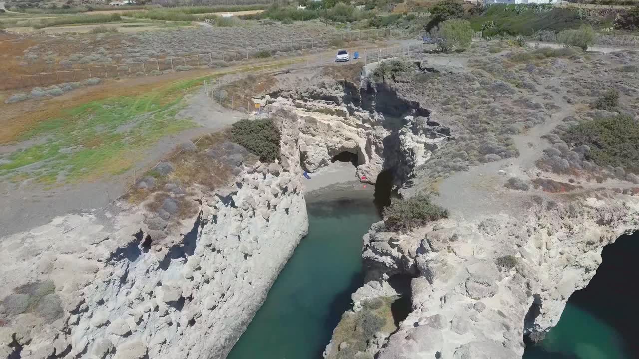 cueva de la playa de papafragas en la isla de milos, cícladas, grecia
