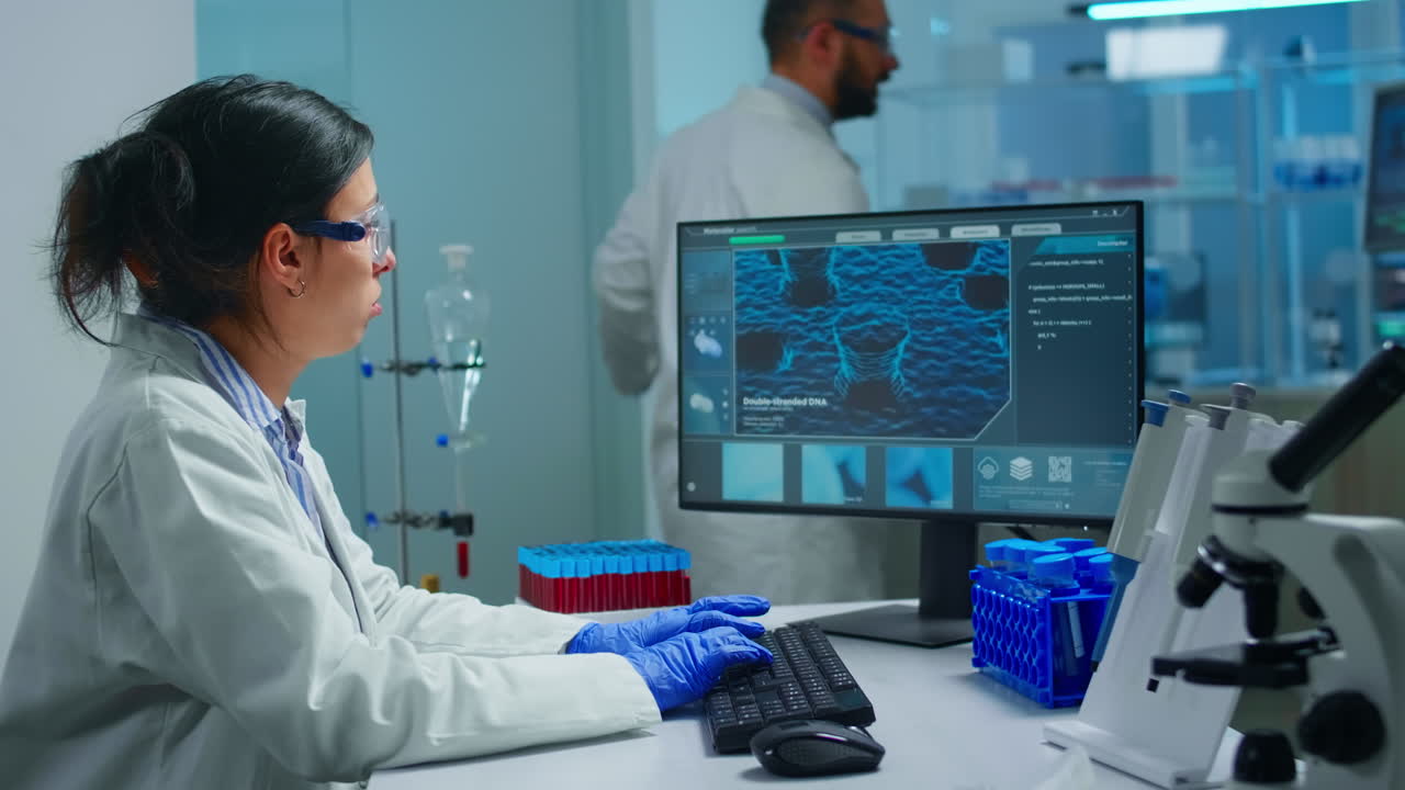 retrato de un científico mirando cansado a la cámara