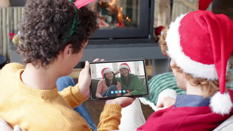 Kaukasische-Männliche-Freunde,-Mutter-Und-Tochter-Mit-Weihnachts-Tablet-Videoanruf,-Zeitlupe