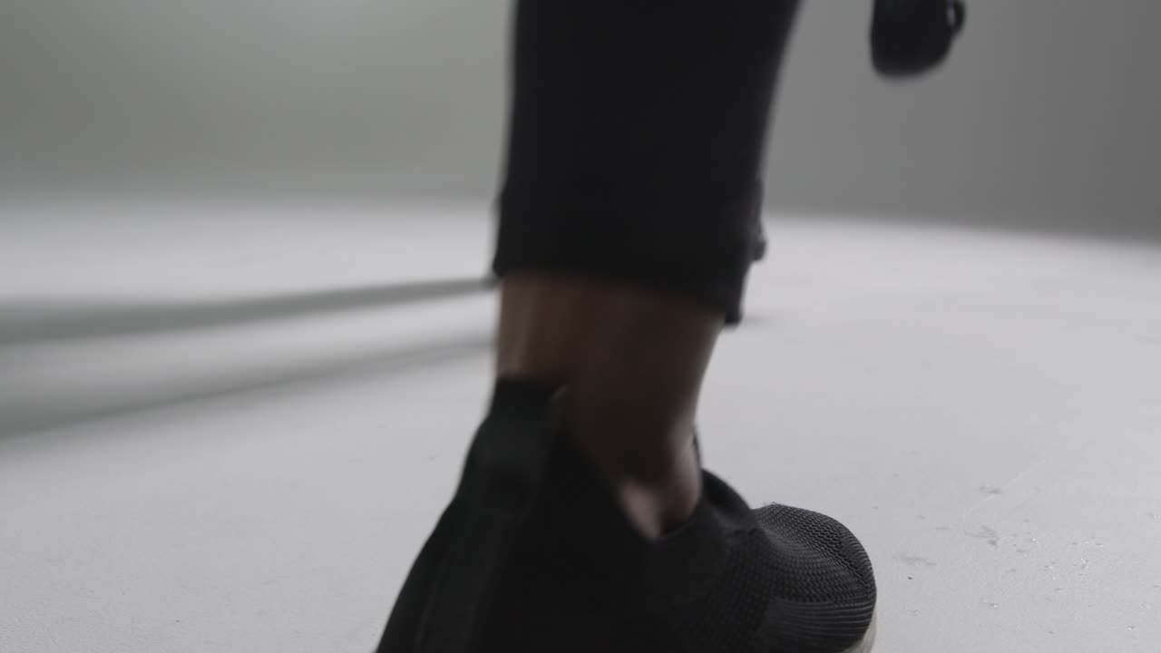 체육관 피트니스 옷을 입은 두 여성이 서로 마주보고 운동을 하는 클로즈업 스튜디오  ⁇  4