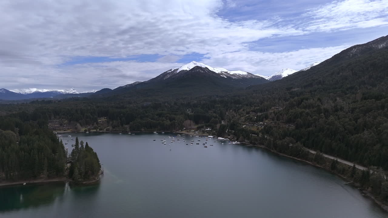 alta altitud y movimiento de drones en retroceso sobre el entorno de villa la angostura, argentina.
