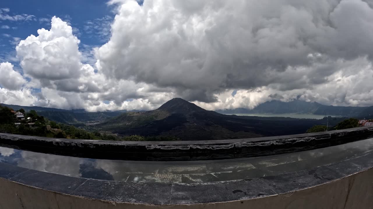 nubes sobre el monte batur en bali, indonesia - lapso de tiempo