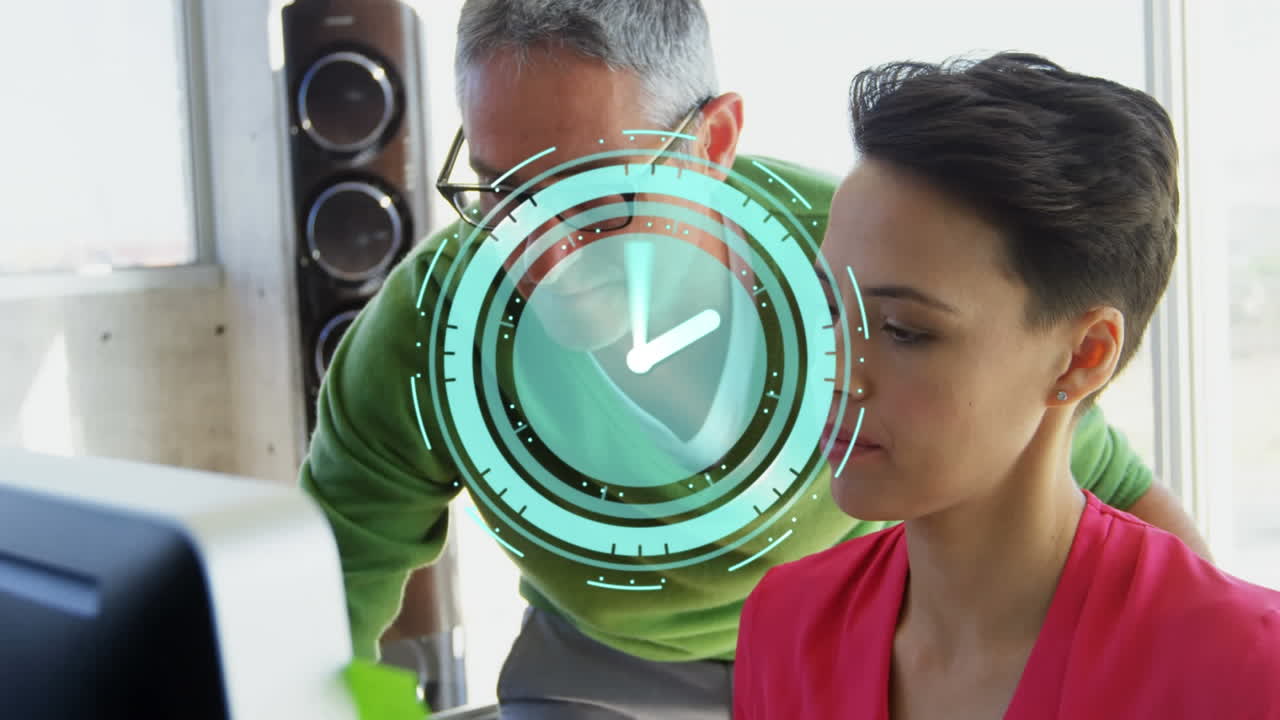 animación del reloj moviéndose rápido sobre los colegas de negocios de la computadora en la oficina