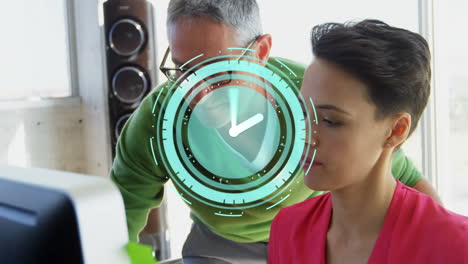animación del reloj moviéndose rápido sobre los colegas de negocios de la computadora en la oficina