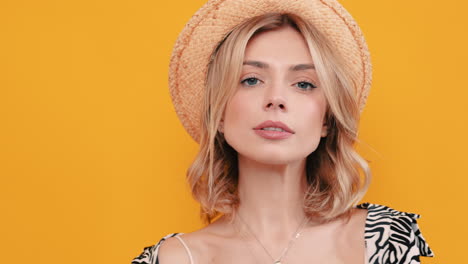 mujer con sombrero de paja y sonriente