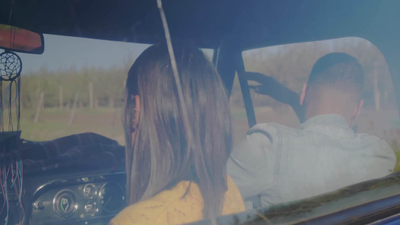 젊은 부부 가 픽업 트럭 에서 도로 여행 을 하고 있다