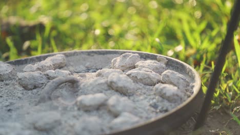 cerca de cocinar en un horno holandés de hierro fundido afuera