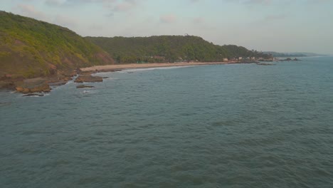 vista panorámica de la playa de chapora en goa, india