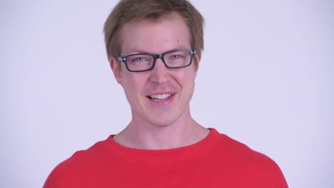 fotografía de estudio de un joven guapo