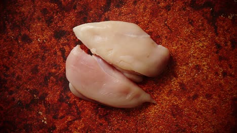vista superior de dos filetes de pollo crudo fresco