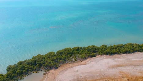 antena de mar azul que avanza con un dron disparado en arabia saudita del mar rojo