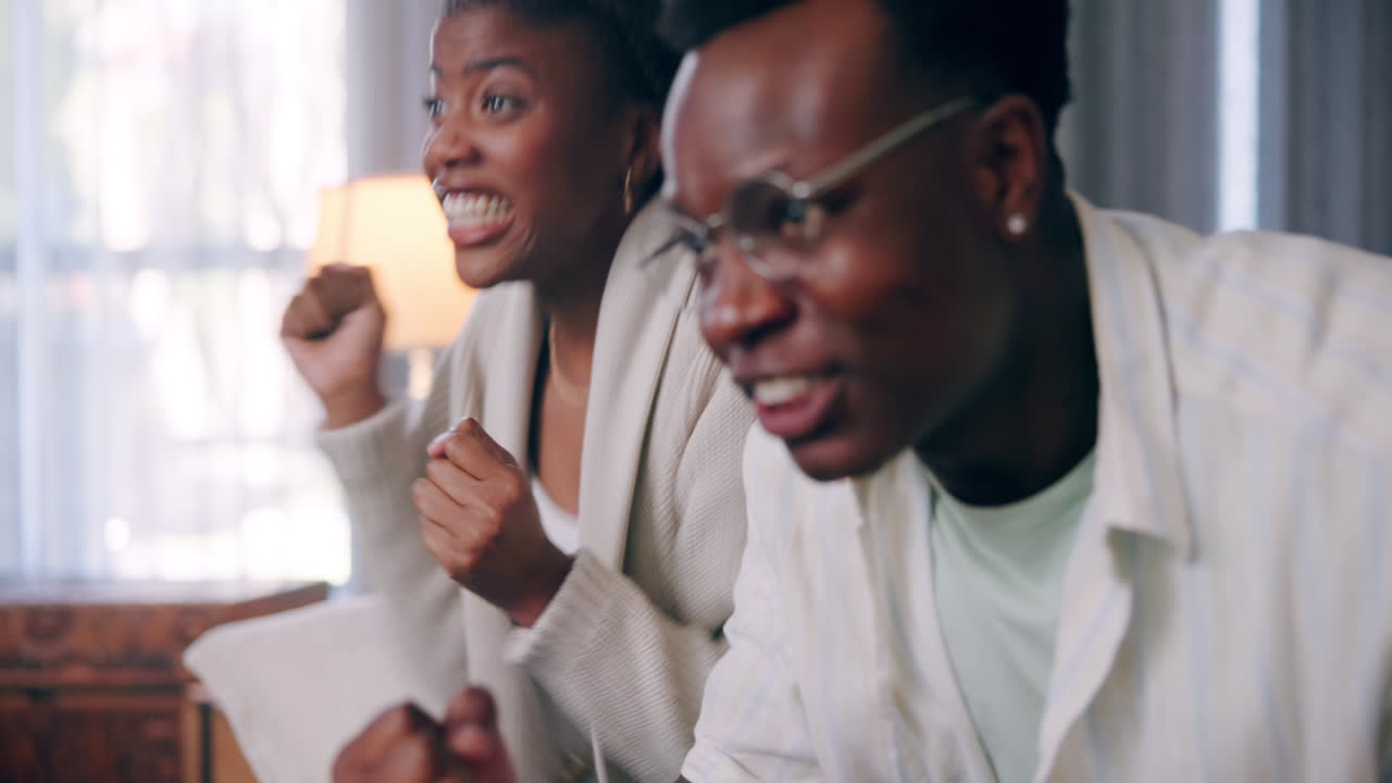 tv 를 보고 흥미진진 한 것 에 반응 하는 부부