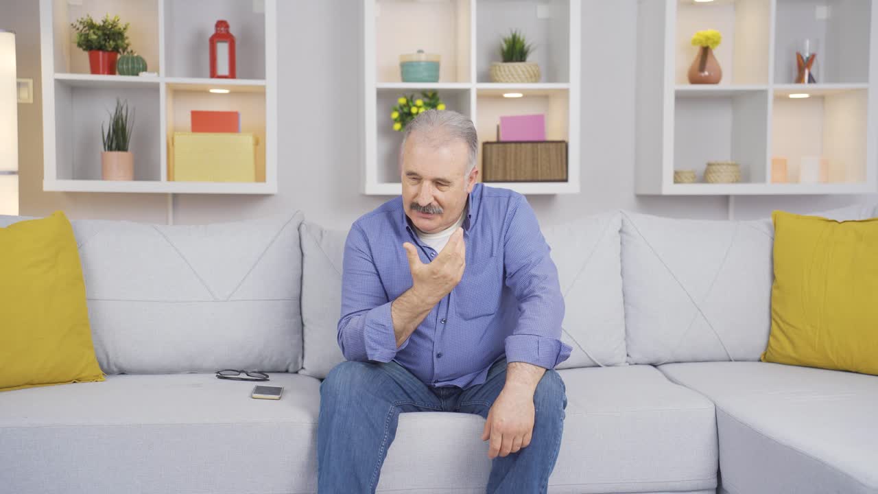 un viejo infeliz y cuidadoso en casa.