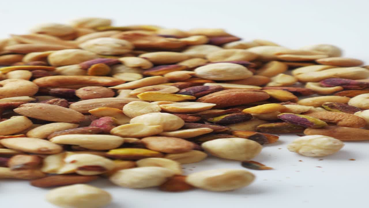 색 배경 에 있는 견과류 의 혼합물 의 근접