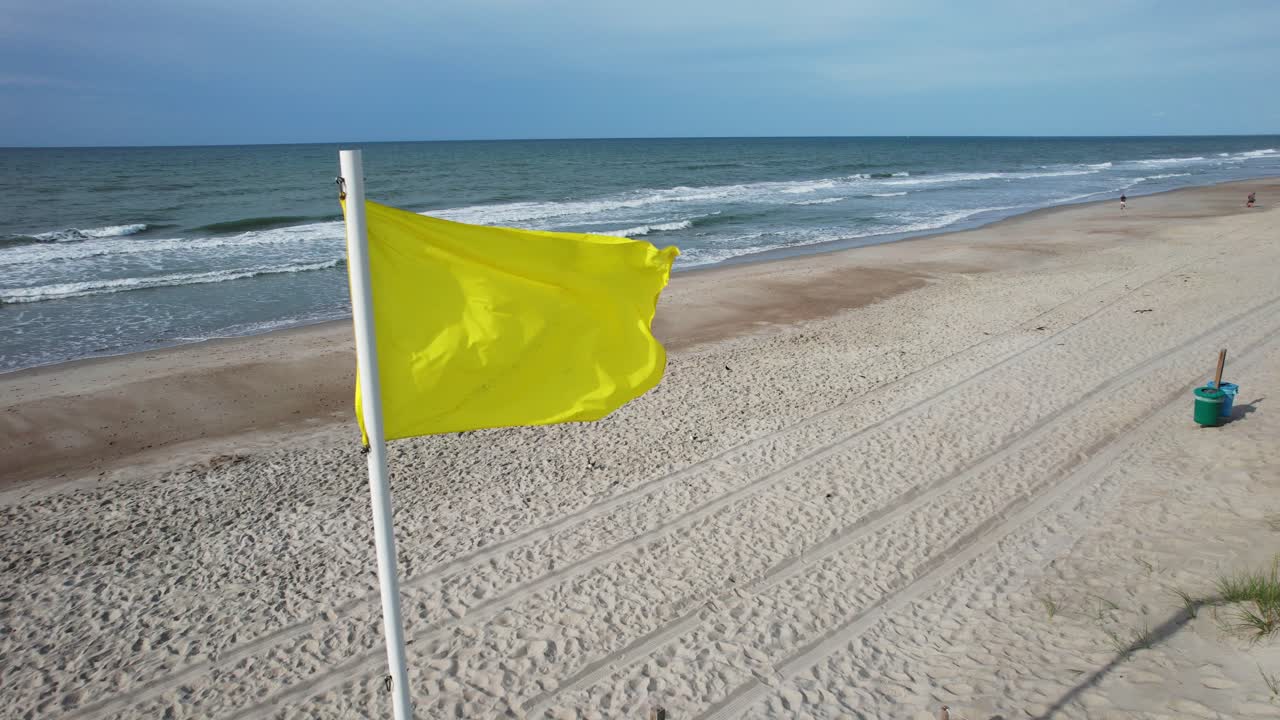 bandera amarilla volando en la playa, avión no tripulado, aéreo