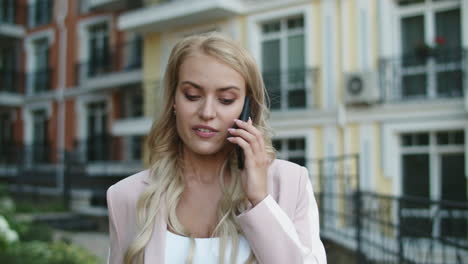 Retrato-Empresaria-Hablando-Por-Teléfono-En-La-Calle.-Mujer-Discutiendo-Por-Teléfono-Afuera