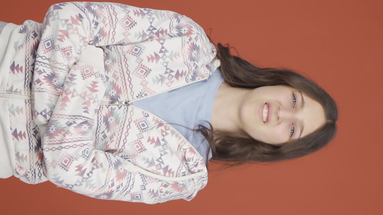 el video vertical de la joven a quien no le gustan las noticias que escucha no aprueba.