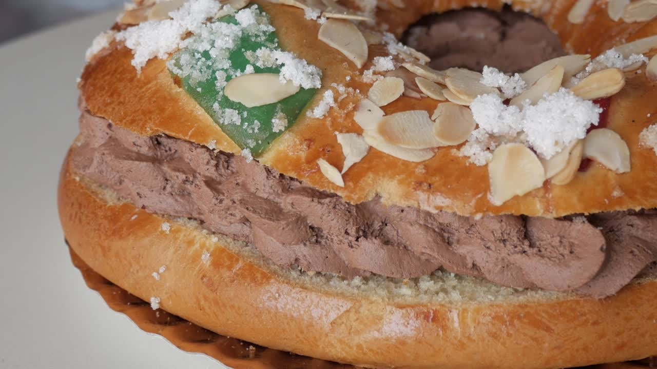 초콜릿 크림으로 채워지고 설탕으로 인 달한 roscón de reyes 디저트