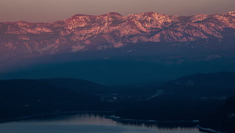 Lapso-De-Tiempo-De-La-Luz-Del-Atardecer-Que-Se-Desvanece-En-El-Pico-De-La-Alta-Montaña-De-Las-Montañas-De-Sierra-Nevada-En-California