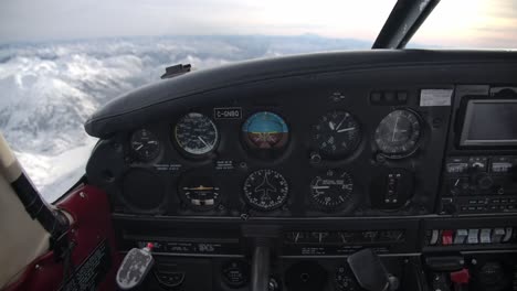 pov de la cabina del piloto volando en un pequeño avión de hélice de un solo motor