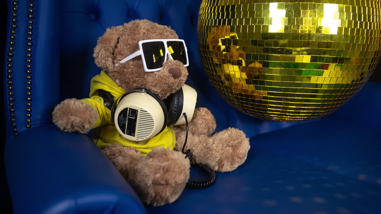dj de oso de peluche con una pelota de discoteca