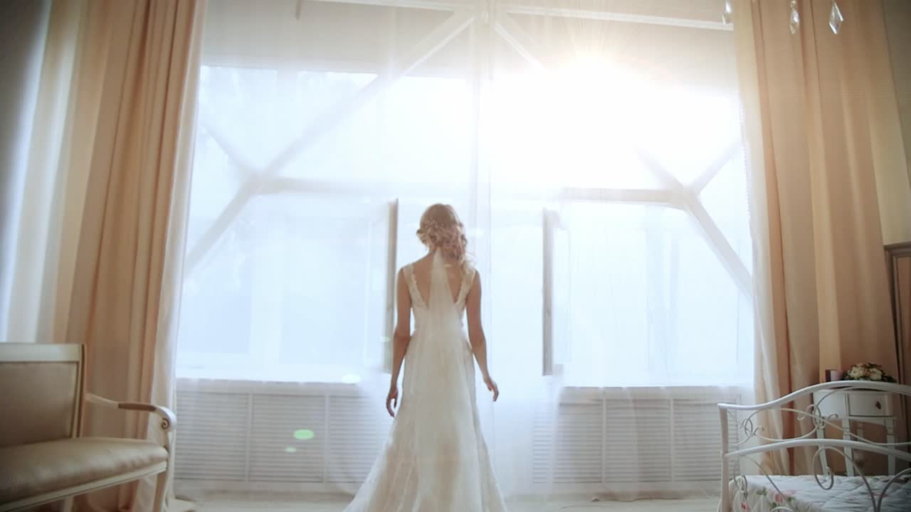 창밖을 바라보는 신부