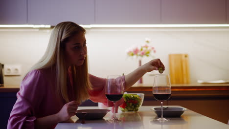 mujer sospechosa añade polvo venenoso en el vino de los invitados