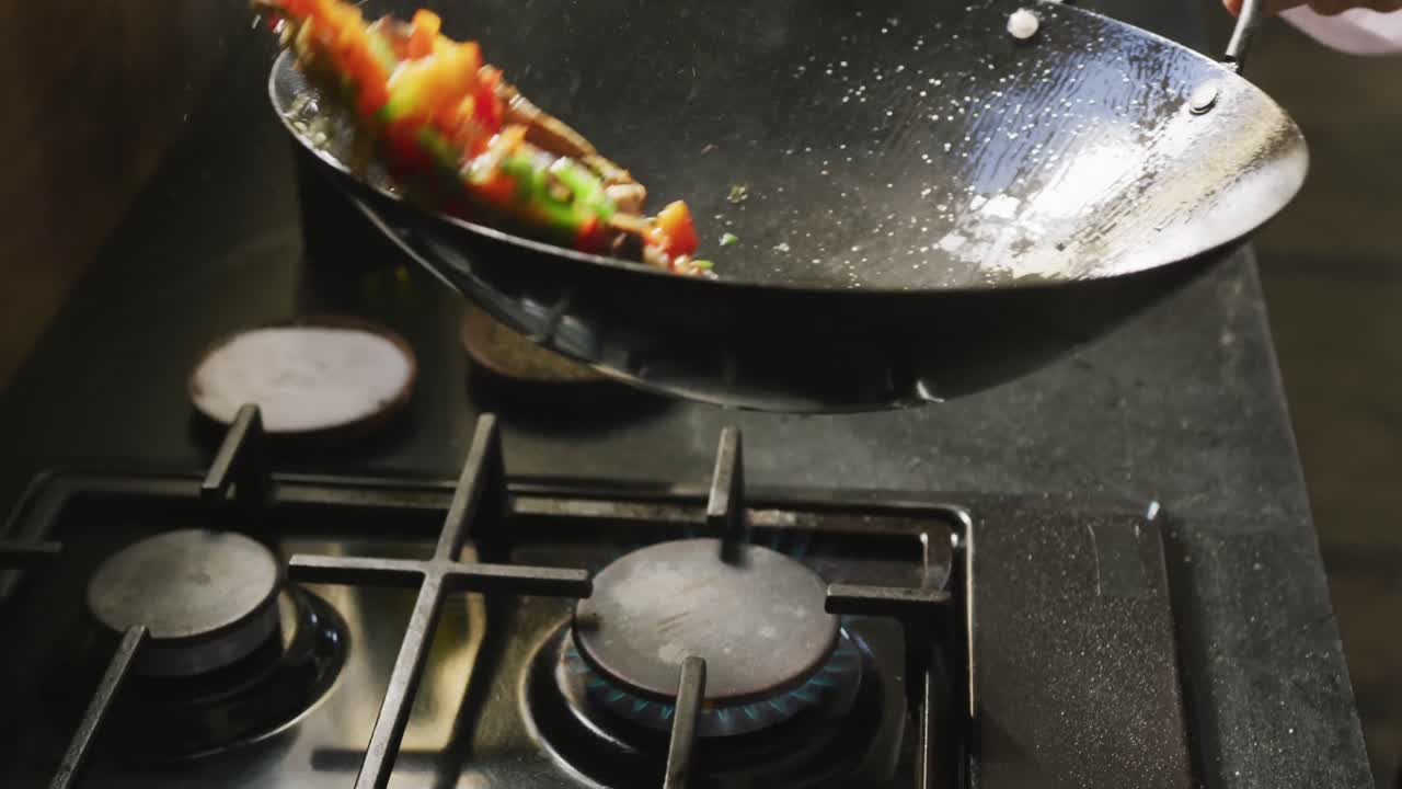 cocinero cocinando verduras