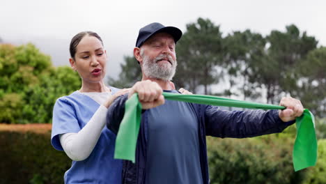 fisioterapeuta, hombre de edad avanzada