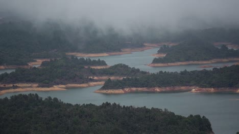 Toma-Panorámica-De-Islas-Verdes-En-Un-Lago,-Destino-De-Viaje-En-Guatape,-Teleobjetivo