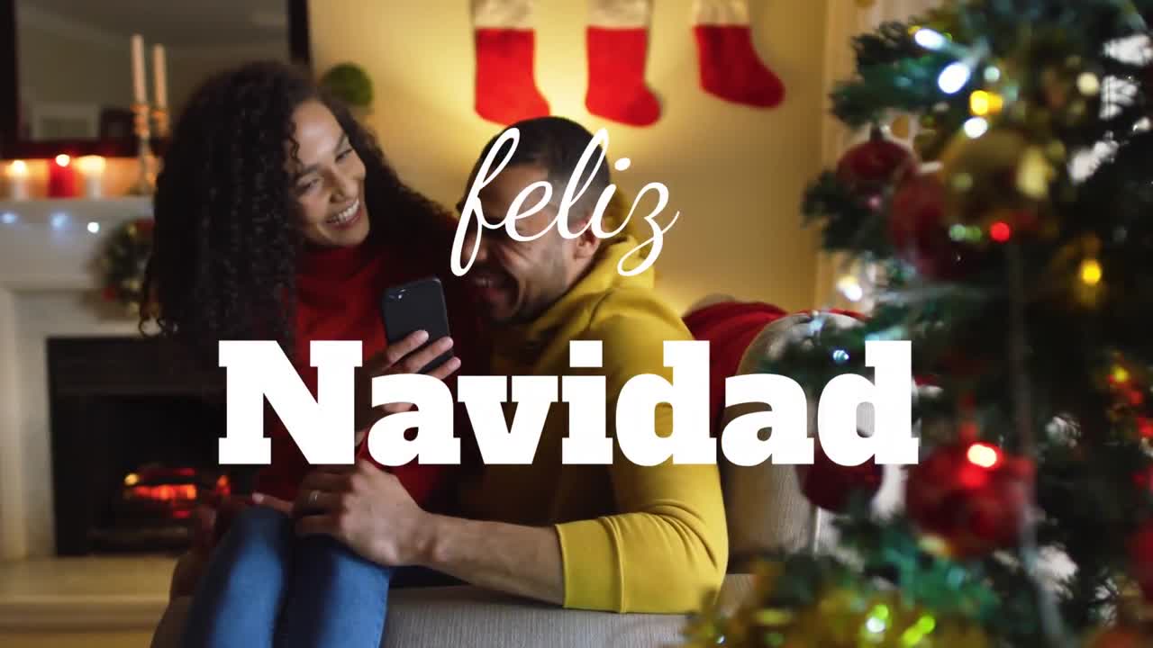 animación de feliz navidad saludos de navidad texto sobre pareja biracial en casa en navidad.