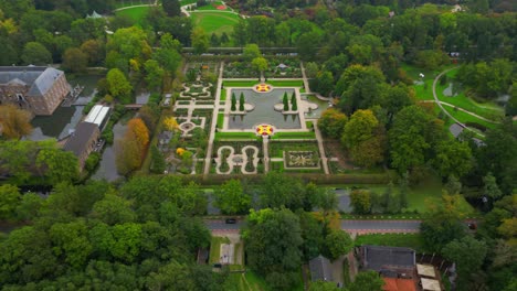 Hermoso-Parque-Del-Jardín-Del-Castillo-Escondido-En-El-Panorama-Aéreo-De-Drones-En-La-Cima-Del-Bosque