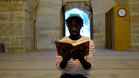 africano leyendo el corán