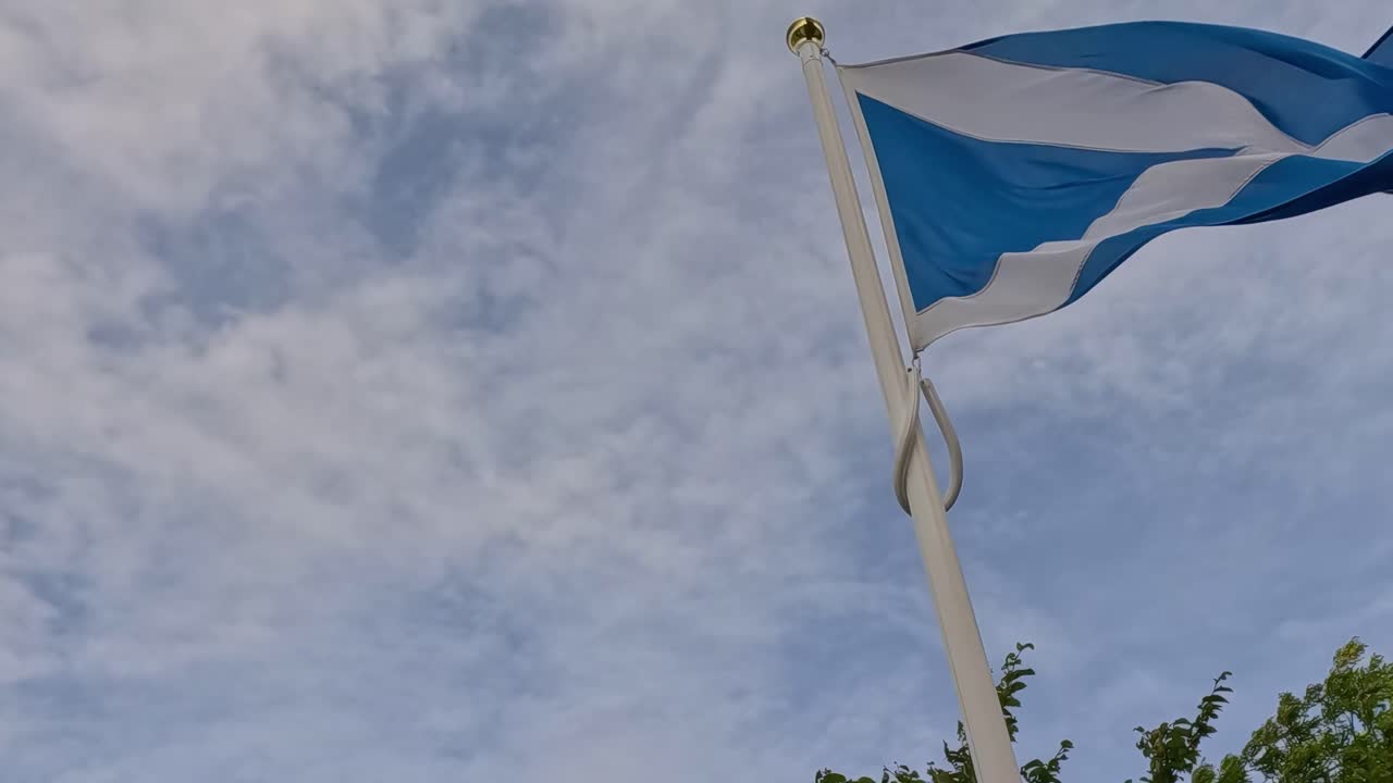 Skotsk flag vajer over Stirling-landskabet