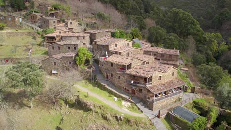 órbita aérea cercana sobre el pequeño pueblo de pizarra cerdeira - un patrimonio arquitectónico único de portugal