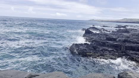 Blick-Auf-Den-Pazifischen-Ozean-An-Einem-Windigen-Tag-Und-Die-Wellen,-Die-Gegen-Die-Felsen-Der-Insel-Maui-Hawaii-Schlagen