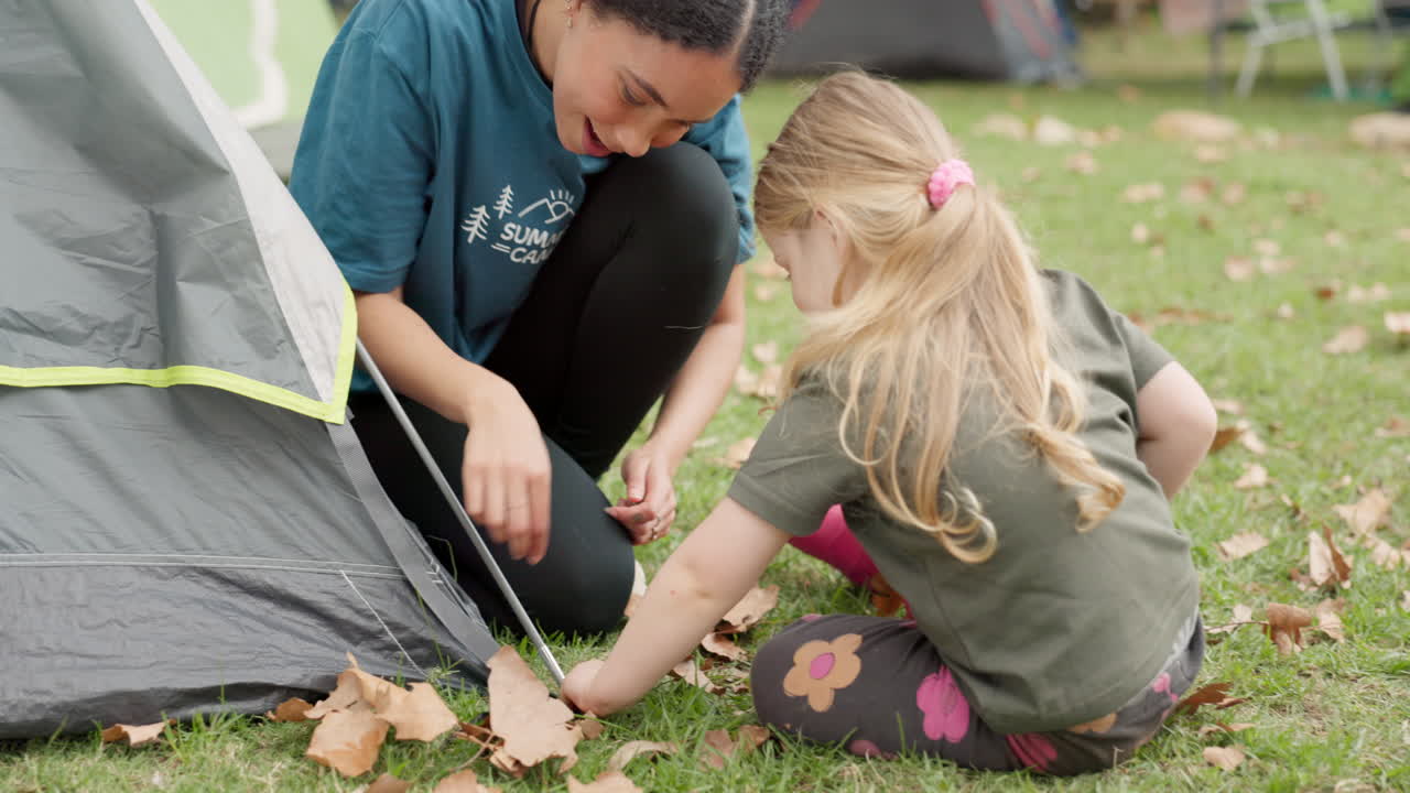 niño, consejero de campamento y ayuda en la tienda al aire libre