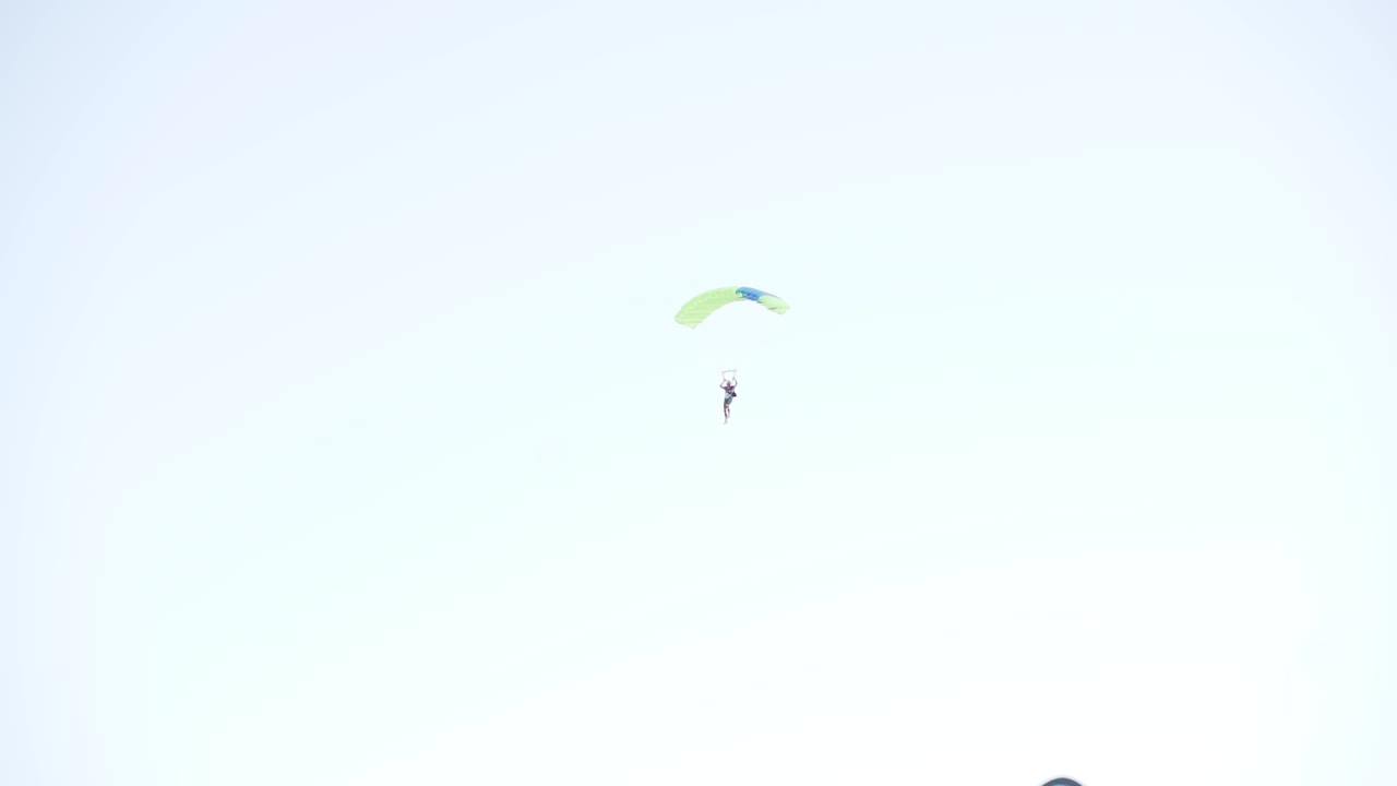 un paracaidista llegando para un aterrizaje