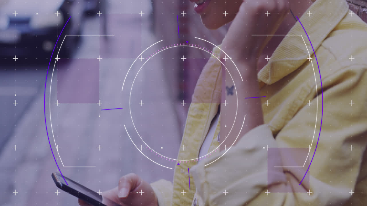 animación de escaneo de alcance sobre mujer biracial usando teléfono inteligente