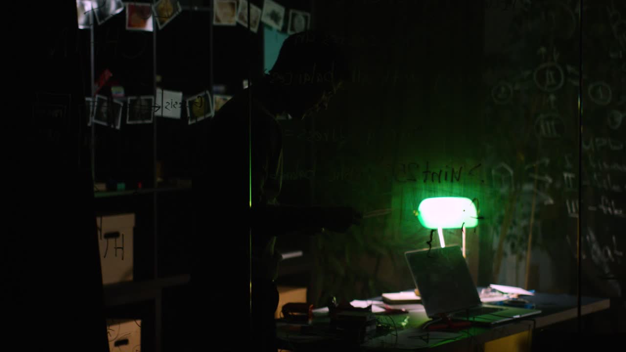 연구실에서 늦은 밤까지 일하는 사람