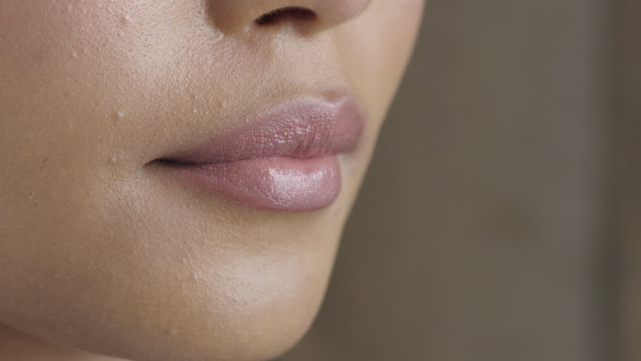 cerrar los labios de la mujer con lápiz labial brillante cosméticos de maquillaje