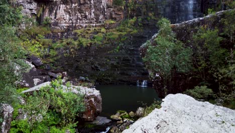 cascada en el fondo de un cañón en un bosque en el sur de áfrica