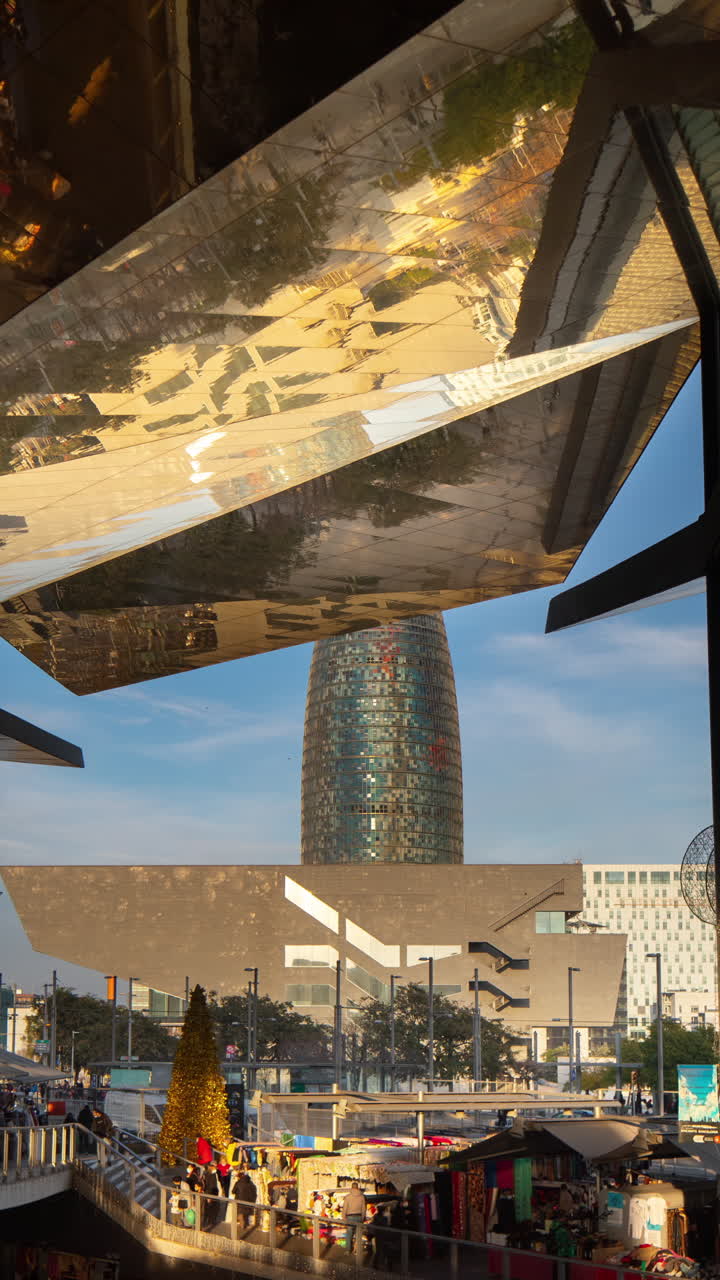 Timelapse del mercato dell'usato degli Encants a Barcellona e skyline sullo sfondo in verticale.