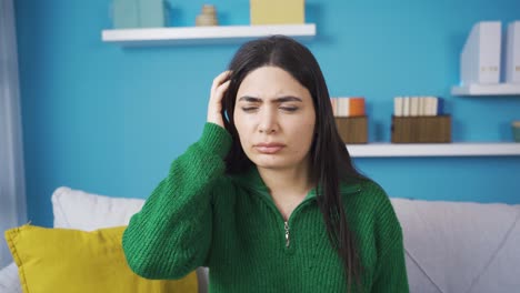 mujer joven tratando de recordar, pérdida de memoria.