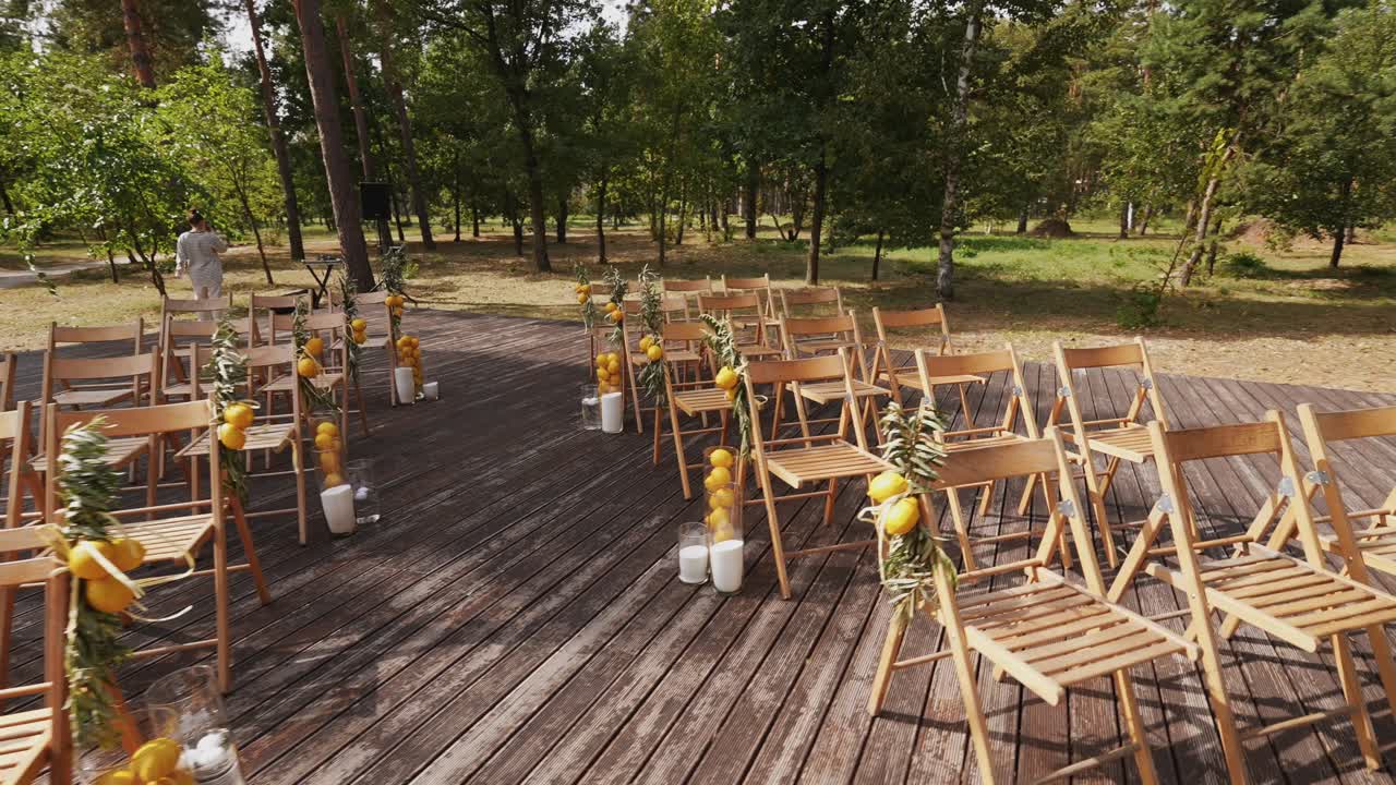 ceremonia de boda al aire libre en un bosque